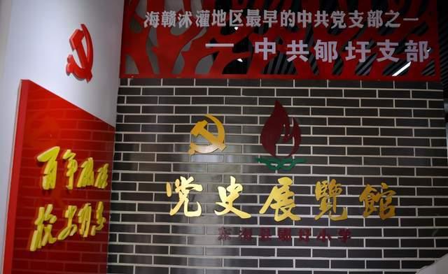 江西赣州两商贩互扔草莓,目击者:比价起争执,有个商贩草莓扔完了